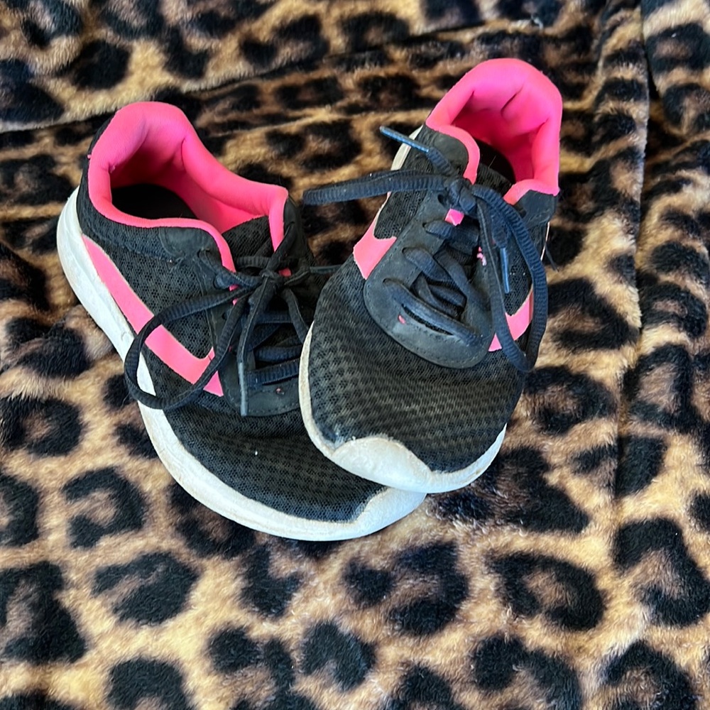 Tennis shoes